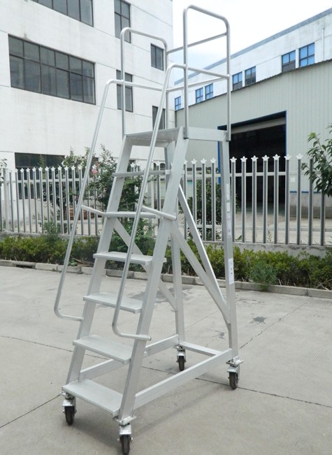 “鋁合金梯子，外面太危險(xiǎn)，室外壽命只能一年”