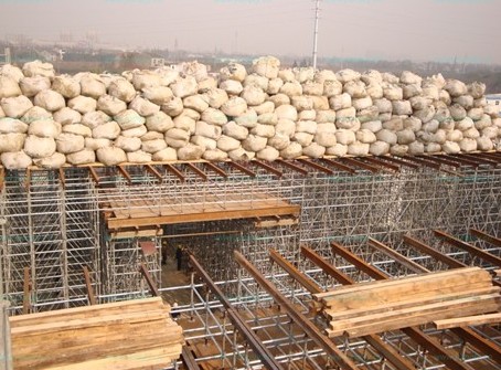 建筑腳手架的搭設(shè)●做大做強是我們拼搏的目標(biāo)！